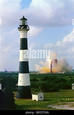 Eine Atlas-Centaur Raumgleiter hob um 5:53 Uhr EDT, 13. Juni 1972, vom Komplexen 36B Durchführung einer Intelsat-Satelliten (Intelsat IV-F5) in die Erdumlaufbahn. Im Vordergrund sichtbar ist der Leuchtturm am Cape Canaveral Air Force Station entfernt. Stockfoto