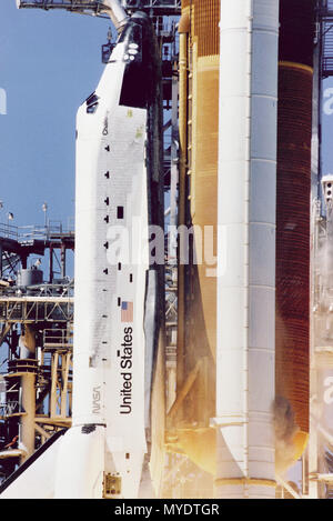 Challenger Explosion - - - Blick auf den Start der Raumfaehre Challenger auf der Mission STS-51 L. Eine Wolke von grau-braunen Rauch kann sich auf der rechten Seite des Solid Rocket Booster auf einer Linie direkt gegenüber von den Buchstaben "U" in den Vereinigten Staaten gesehen werden. Dies war das erste sichtbare Zeichen, dass einem SRB-Verletzung aufgetreten sind. Stockfoto