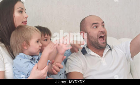 Lächelnd Familie selfie im Wohnzimmer Stockfoto