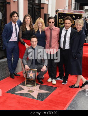 Jim Parsons (The Big Bang Theory) Ausgezeichnet mit einem Stern auf dem Hollywood Walk of Fame in Los Angeles. . A Jim Parsons (vorne) und (L-R) Kunal Nayyar, Kerli Bialik, Melissa Rauch, Simon Helberg, Johnny Galecki und Kaley Cuoco-Sweeting 007 a Jim Parsons (vorne) und (L-R) Kunal Nayyar, Kerli Bialik, Melissa Rauch, Simon Helberg, Johnny Galecki und Kaley Cuoco-Sweeting 007 Veranstaltung in Hollywood Leben - Kalifornien, Red Carpet Event, USA, Filmindustrie, Prominente, Fotografie, Bestof, Kunst, Kultur und Unterhaltung, Topix prominente Mode, Besten, Hollywood Leben, Event in Hollywood Life-Calif Stockfoto