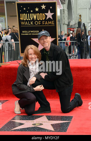 A Ron Howard Stern - Frau Cheryl Ron Howard geehrt mit einem Stern auf dem Hollywood Walk of Fame in Los Angeles. 10. Dezember 2015. a Ron Howard Stern - Frau Cheryl Ereignis in Hollywood Leben - Kalifornien, Red Carpet Event, USA, Filmindustrie, Prominente, Fotografie, Bestof, Kunst, Kultur und Unterhaltung, Topix prominente Mode, Besten, Hollywood Leben, Event in Hollywood Leben - Kalifornien, Film Stars, TV Stars, Musik, Promis, Topix, Bestof, Kunst, Kultur und Unterhaltung, Fotografie, Anfrage tsuni@Gamma-USA.com, Kredit Tsuni/USA, ausgezeichnet mit einem Stern auf dem Hollywood Wal Stockfoto