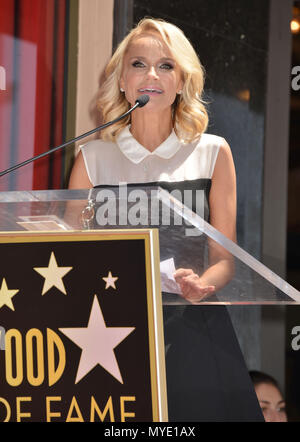 Kristin Chenoweth Kristin Chenoweth Star 010 mit einem Stern auf dem Hollywood Walk of Fame in Los Angeles geehrt. Vor dem Pantage Theater. Juli 24, 2015 Kristin Chenoweth Star 010 Veranstaltung in Hollywood Leben - Kalifornien, Red Carpet Event, USA, Filmindustrie, Prominente, Fotografie, Bestof, Kunst, Kultur und Unterhaltung, Topix prominente Mode, Besten, Hollywood Leben, Event in Hollywood Leben - Kalifornien, Film Stars, TV Stars, Musik, Promis, Topix, Bestof, Kunst, Kultur und Unterhaltung, Fotografie, Anfrage tsuni@Gamma-USA.com, Kredit Tsuni/USA, geehrt mit Stockfoto
