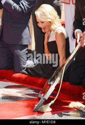 Kristin Chenoweth Kristin Chenoweth Star 044 mit einem Stern auf dem Hollywood Walk of Fame in Los Angeles geehrt. Vor dem Pantage Theater. Juli 24, 2015 Kristin Chenoweth Star 044 Veranstaltung in Hollywood Leben - Kalifornien, Red Carpet Event, USA, Filmindustrie, Prominente, Fotografie, Bestof, Kunst, Kultur und Unterhaltung, Topix prominente Mode, Besten, Hollywood Leben, Event in Hollywood Leben - Kalifornien, Film Stars, TV Stars, Musik, Promis, Topix, Bestof, Kunst, Kultur und Unterhaltung, Fotografie, Anfrage tsuni@Gamma-USA.com, Kredit Tsuni/USA, geehrt mit Stockfoto