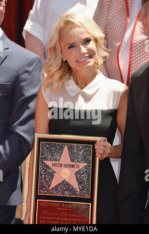 Kristin Chenoweth Kristin Chenoweth Star 045 mit einem Stern auf dem Hollywood Walk of Fame in Los Angeles geehrt. Vor dem Pantage Theater. Juli 24, 2015 Kristin Chenoweth Star 045 Veranstaltung in Hollywood Leben - Kalifornien, Red Carpet Event, USA, Filmindustrie, Prominente, Fotografie, Bestof, Kunst, Kultur und Unterhaltung, Topix prominente Mode, Besten, Hollywood Leben, Event in Hollywood Leben - Kalifornien, Film Stars, TV Stars, Musik, Promis, Topix, Bestof, Kunst, Kultur und Unterhaltung, Fotografie, Anfrage tsuni@Gamma-USA.com, Kredit Tsuni/USA, geehrt mit Stockfoto