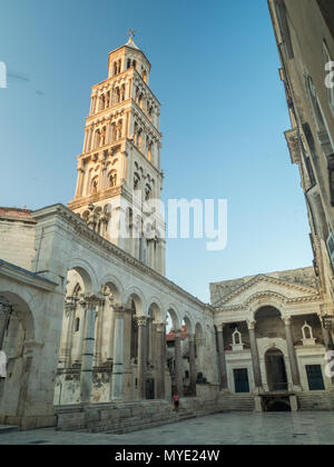 Peristil sqaure in Split, Kroatien, ehemalige Eingangshalle in Diokletianspalast. Einschließlich des Glockenturms der Kathedrale von Saint Domnius. Stockfoto