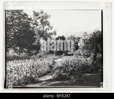 Glen Oaks, James Hobart Moore Haus, East Valley Road, Montecito, Kalifornien. Rustikalen Brücken im Blumengarten Stockfoto