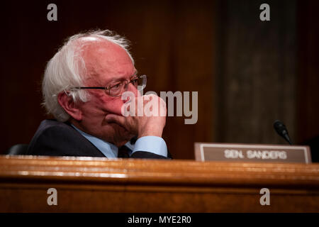 Washington, Vereinigte Staaten von Amerika. 06 Juni, 2018. United States Senator Bernie Sanders, Demokrat von Vermont, hört während der Senat der Vereinigten Staaten Anhörung zu den Präsidentschaftswahlen Krieg Befugnisse an der United States Capitol in Washington DC am 6. Juni 2018. Credit: Alex Edelman/CNP | Verwendung der weltweiten Kredit: dpa/Alamy leben Nachrichten Stockfoto