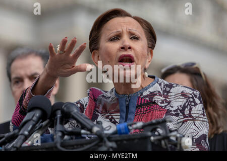 Washington, Vereinigte Staaten von Amerika. 06 Juni, 2018. Vertreter Nydia Velazquez, Demokrat aus New York, spricht während einer Pressekonferenz des US-Repräsentantenhaus Hispanic Caucus auf dem Capitol Hill in Washington DC am 6. Juni 2018 statt. Credit: Alex Edelman/CNP | Verwendung der weltweiten Kredit: dpa/Alamy leben Nachrichten Stockfoto