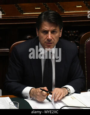 Rom, Italien. 6. Juni, 2018. Der italienische Ministerpräsident Giuseppe Conte ist in das Unterhaus des italienischen Parlaments in Rom, Italien zu sehen, am 6. Juni 2018. Die neue italienische Regierung löschte seinen zweiten administrative Hürde am Mittwoch und gewann ein Misstrauensvotum in das Unterhaus des italienischen Parlaments. Credit: Alberto Lingria/Xinhua/Alamy leben Nachrichten Stockfoto