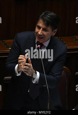 Rom, Italien. 6. Juni, 2018. Der italienische Ministerpräsident Giuseppe Conte Adressen das Unterhaus des italienischen Parlaments in Rom, Italien, am 6. Juni 2018. Die neue italienische Regierung löschte seinen zweiten administrative Hürde am Mittwoch und gewann ein Misstrauensvotum in das Unterhaus des italienischen Parlaments. Credit: Alberto Lingria/Xinhua/Alamy leben Nachrichten Stockfoto