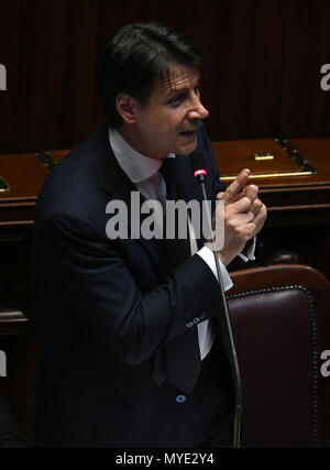 Rom, Italien. 6. Juni, 2018. Der italienische Ministerpräsident Giuseppe Conte Adressen das Unterhaus des italienischen Parlaments in Rom, Italien, am 6. Juni 2018. Die neue italienische Regierung löschte seinen zweiten administrative Hürde am Mittwoch und gewann ein Misstrauensvotum in das Unterhaus des italienischen Parlaments. Credit: Alberto Lingria/Xinhua/Alamy leben Nachrichten Stockfoto