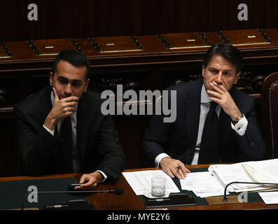 Rom, Italien. 6. Juni, 2018. Der italienische Ministerpräsident Giuseppe Conte (R) und der wirtschaftlichen Entwicklung und der Arbeitsminister, Luigi Di Maio sind in das Unterhaus des italienischen Parlaments in Rom, Italien zu sehen, am 6. Juni 2018. Die neue italienische Regierung löschte seinen zweiten administrative Hürde am Mittwoch und gewann ein Misstrauensvotum in das Unterhaus des italienischen Parlaments. Credit: Alberto Lingria/Xinhua/Alamy leben Nachrichten Stockfoto