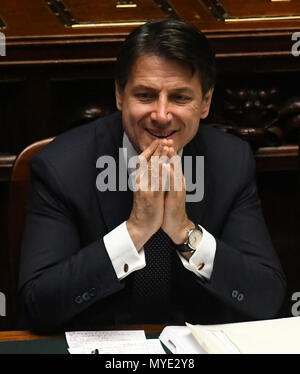 Rom, Italien. 6. Juni, 2018. Der italienische Ministerpräsident Giuseppe Conte ist in das Unterhaus des italienischen Parlaments in Rom, Italien zu sehen, am 6. Juni 2018. Die neue italienische Regierung löschte seinen zweiten administrative Hürde am Mittwoch und gewann ein Misstrauensvotum in das Unterhaus des italienischen Parlaments. Credit: Alberto Lingria/Xinhua/Alamy leben Nachrichten Stockfoto