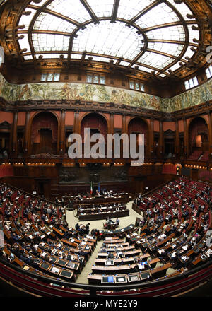 Rom. 6. Juni, 2018. Foto auf Juni 6, 2018 zeigt das Unterhaus des italienischen Parlaments in Rom, Italien. Die neue italienische Regierung löschte seinen zweiten administrative Hürde am Mittwoch und gewann ein Misstrauensvotum in das Unterhaus des italienischen Parlaments. Credit: Alberto Lingria/Xinhua/Alamy leben Nachrichten Stockfoto