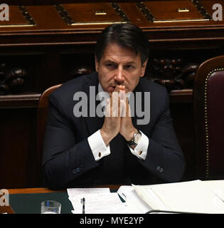 Rom, Italien. 6. Juni, 2018. Der italienische Ministerpräsident Giuseppe Conte ist in das Unterhaus des italienischen Parlaments in Rom, Italien zu sehen, am 6. Juni 2018. Die neue italienische Regierung löschte seinen zweiten administrative Hürde am Mittwoch und gewann ein Misstrauensvotum in das Unterhaus des italienischen Parlaments. Credit: Alberto Lingria/Xinhua/Alamy leben Nachrichten Stockfoto