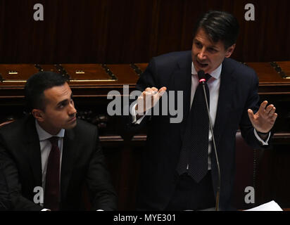 Rom, Italien. 6. Juni, 2018. Der italienische Ministerpräsident Giuseppe Conte (R) und der wirtschaftlichen Entwicklung und der Arbeitsminister, Luigi Di Maio sind in das Unterhaus des italienischen Parlaments in Rom, Italien zu sehen, am 6. Juni 2018. Die neue italienische Regierung löschte seinen zweiten administrative Hürde am Mittwoch und gewann ein Misstrauensvotum in das Unterhaus des italienischen Parlaments. Credit: Alberto Lingria/Xinhua/Alamy leben Nachrichten Stockfoto