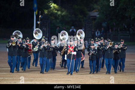 Horse Guards, London, UK. 6. Juni 2018. Sam Bailey, der Gewinner der X-Faktor, Reiter der Royal Jordanian Kavallerie, Bands aus der United States Army in Europa (dargestellt) und die Band & Rohre der Vereinigten Arabischen Emirate melden Sie die angesammelten Bands der Haushalt Abteilung auf Horse Guards Parade. Mehr als 750 Soldaten werden Wow ein Publikum von 13.000 Zuschauern über zwei Nächte Credit: Malcolm Park Redaktion/Alamy leben Nachrichten Stockfoto