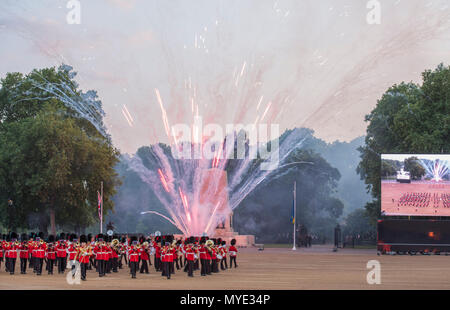 Horse Guards, London, UK. 6. Juni 2018. Bands aus der United States Army und die Band & Rohre der Vereinigten Arabischen Emirate melden Sie die angesammelten Bands der Haushalt Abteilung auf Horse Guards Parade in die jährliche Feier, dass der Haushalt Abteilung schlägt sich zurückziehen. Credit: Malcolm Park Redaktion/Alamy leben Nachrichten Stockfoto