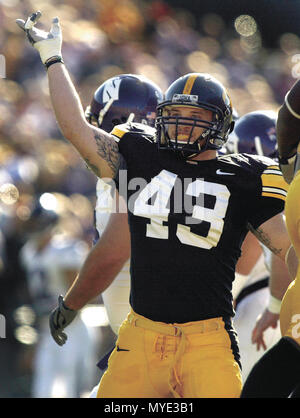 Iowa City, Iowa, USA. 8. November 2009. Ehemalige Iowa linebacker PAT ANGERER aus Bettendorf wurde durch die Indianapolis Colts mit 63 Pick in der zweiten Runde der NFL Draft auf Freitag Nacht ausgewählt. Quelle: John Schultz/Viererkabel - Zeiten/ZUMAPRESS.com/Alamy leben Nachrichten Stockfoto