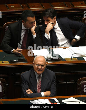 Rom, Italien. 6. Juni, 2018. Der italienische Ministerpräsident Giuseppe Conte (R, Oben), der wirtschaftlichen Entwicklung und der Arbeitsminister, Luigi Di Maio (L, Oben), und dem Minister für Europäische Angelegenheiten Paolo Savona (unten) sind in das Unterhaus des italienischen Parlaments in Rom, Italien zu sehen, am 6. Juni 2018. Die neue italienische Regierung löschte seinen zweiten administrative Hürde am Mittwoch und gewann ein Misstrauensvotum in das Unterhaus des italienischen Parlaments. Credit: Alberto Lingria/Xinhua/Alamy leben Nachrichten Stockfoto