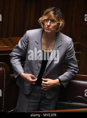 Rom, Italien. 6. Juni, 2018. Der italienische Minister für Öffentliche Verwaltung Giulia Bongiorno ist in das Unterhaus des italienischen Parlaments in Rom, Italien zu sehen, am 6. Juni 2018. Die neue italienische Regierung löschte seinen zweiten administrative Hürde am Mittwoch und gewann ein Misstrauensvotum in das Unterhaus des italienischen Parlaments. Credit: Alberto Lingria/Xinhua/Alamy leben Nachrichten Stockfoto