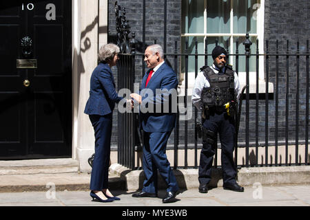 London, Großbritannien. 6. Juni, 2018. Premierminister Theresa May grüßt der israelische Ministerpräsident Benjamin Netanjahu außerhalb Downing Street 10. Credit: Mark Kerrison/Alamy leben Nachrichten Stockfoto