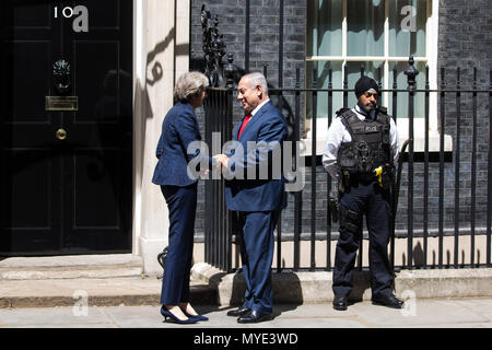 London, Großbritannien. 6. Juni, 2018. Premierminister Theresa May grüßt der israelische Ministerpräsident Benjamin Netanjahu außerhalb Downing Street 10. Credit: Mark Kerrison/Alamy leben Nachrichten Stockfoto