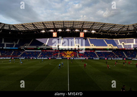 Harrison, NJ, USA. 6. Juni 2018. Die Sonne der Red Bull Arena während der vorwärmungen der vierten Runde der US Open Cup zwischen dem New York Redbulls und NYCFC. Stockfoto