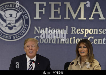 Washington, District of Columbia, USA. 6. Juni, 2018. Us-Präsident DONALD TRUMP und First Lady MELANIA TRUMP nehmen an der Hurricane 2018 Briefing im FEMA-Zentrale. Melania Trump ihren ersten öffentlichen Auftritt neben Präsident Trumpf auf der FEMA Hauptsitz seit Mai 10 Als bekannt wurde, dass Sie eine Operation für eine gutartige Nierenerkrankung durchmachte. Credit: Yuri Gripas/Pool/CNP/ZUMA Draht/Alamy leben Nachrichten Stockfoto