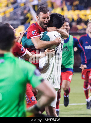 Columbus, Ohio, USA. Juni 6, 2018: Chicago Fire Torwart Richard Sanchez (45) celebrtes sein Spiel gewinnen gegen Columbus Crew SC Torwart Logan Ketterer (30) mit Chicago Fire forward Nemanja Nikolic (23) in Columbus, OH- speichern. Brent Clark/Alamy leben Nachrichten Stockfoto