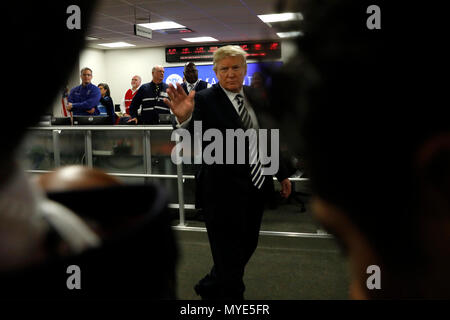 Präsidenten der Vereinigten Staaten Donald J. Trumpf grüßt Mitarbeiter am National Response Coordination Center an der Federal Emergency Management Agency Hauptsitz am 6. Juni 2018 in Washington, DC. Credit: Yuri Gripas/Pool über CNP/MediaPunch Stockfoto