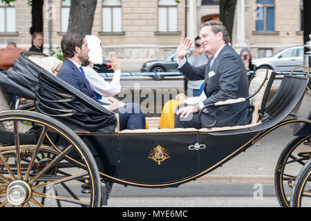 Stockholm, Schweden. 6. Juni, 2018. Royal Trauerzug mit dem alle erwachsenen Mitglieder der königlichen Familie und einige ihrer Kinder an der schwedischen Nationalen Tag. Strandvagen Credit: Stefan Holm/Alamy leben Nachrichten Stockfoto