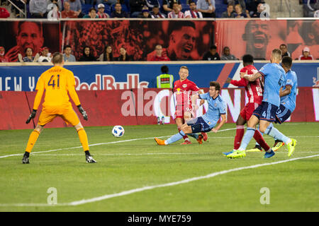 Harrison, New Jersey, USA. 6. Juni, 2018. Joseph Scally (25) Der NYCFC verteidigt während der vierten Runde Lamar Hunt US Open Cup Spiel gegen Red Bulls bei Red Bull Arena Red Bulls gewann 4 - 0 Credit: Lev radin/Alamy leben Nachrichten Stockfoto