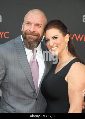 NORTH Hollywood, CA - 6. Juni: Paul Michael Levesque, aka Triple H, Stephanie Mc Mahon-Levesque, WWE erste Emmy" für Ihre Prüfung "Veranstaltung am Saban Media Center in North Hollywood, Kalifornien am 6. Juni 2018. Credit: Faye Sadou/MediaPunch Stockfoto