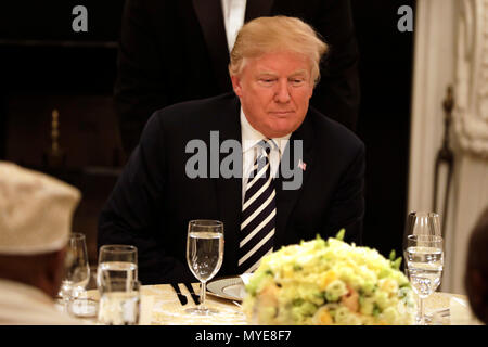 Washington, DC. 6. Juni, 2018. Präsidenten der Vereinigten Staaten Donald J. Trumpf besucht das Weiße Haus IFTAR Abendessen im Weißen Haus am 6. Juni 2018 in Washington, DC. Credit: Yuri Gripas/Pool über CNP | Verwendung der weltweiten Kredit: dpa/Alamy leben Nachrichten