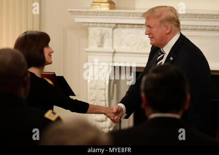 Washington, DC. 6. Juni, 2018. Präsidenten der Vereinigten Staaten Donald J. Trumpf schüttelt Hände mit Botschafter Dina Shirvan von Jordanien im Weißen Haus IFTAR Abendessen im Weißen Haus am 6. Juni 2018 in Washington, DC. (Foto von Yuri Gripas/Sipa USA) Credit: Yuri Gripas/Pool über CNP | Verwendung der weltweiten Kredit: dpa/Alamy leben Nachrichten Stockfoto