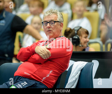 06 Juni 2018, Deutschland, München: Handball, Männer, Länderspiel Deutschland vs Norwegen in der Olympiahalle. Head Coach der Norwegischen Handball Nationalmannschaft Christian Berge Uhren das Match. Foto: Matthias Balk/dpa Stockfoto