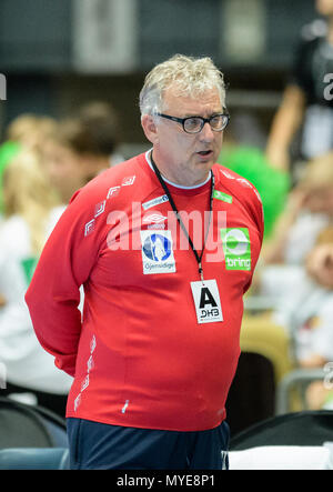 06 Juni 2018, Deutschland, München: Handball, Männer, Länderspiel Deutschland vs Norwegen in der Olympiahalle. Head Coach der Norwegischen Handball Nationalmannschaft Christian Berge Uhren das Match. Foto: Matthias Balk/dpa Stockfoto