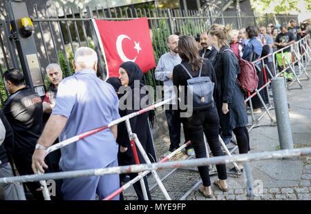 Vom 7. Juni 2018, Berlin, Deutschland: Wahlberechtigten stehen in einer Warteschlange des Türkischen Generalkonsulats in vor dem Wahllokal. Türken, die in Deutschland leben, können ihre Stimme für die türkische Präsidentschafts- und Parlamentswahlen vom 7. bis zum 19. Juni. Foto: Kay Nietfeld/dpa Stockfoto