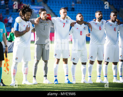 Norwegen, Oslo - Juni 6, 2018. Roman Torres (5), Jaime Penedo (1), Blas Perez (7), Edgar Barcenas (8), Gabriel Gomez (6) und (4) Fidel Escobar von Panama während der Nationalhymne vor der Fußball freundlich zwischen Norwegen und Panama an Ullevaal Stadion. (Foto: Gonzales Foto - Jan-Erik Eriksen). Credit: Gonzales Foto/Alamy leben Nachrichten Stockfoto