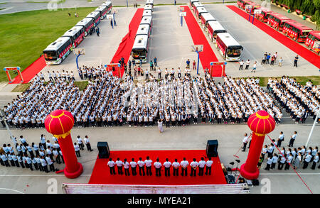 Anyan, Anyan, China. 6. Juni, 2018. Anyang, CHINA, 6. Juni 2018: 24 Busse die Schüler von Hua Grafschaft Nr. 2 mittlere Schule zu nationalen College Aufnahmeprüfung in Anyang, Zentrale der chinesischen Provinz Henan. Credit: SIPA Asien/ZUMA Draht/Alamy leben Nachrichten Stockfoto