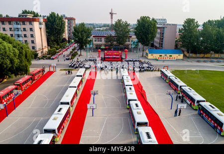 Anyan, Anyan, China. 6. Juni, 2018. Anyang, CHINA, 6. Juni 2018: 24 Busse die Schüler von Hua Grafschaft Nr. 2 mittlere Schule zu nationalen College Aufnahmeprüfung in Anyang, Zentrale der chinesischen Provinz Henan. Credit: SIPA Asien/ZUMA Draht/Alamy leben Nachrichten Stockfoto