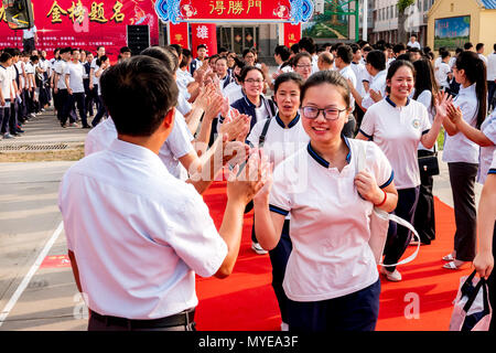 Anyan, Anyan, China. 6. Juni, 2018. Anyang, CHINA, 6. Juni 2018: 24 Busse die Schüler von Hua Grafschaft Nr. 2 mittlere Schule zu nationalen College Aufnahmeprüfung in Anyang, Zentrale der chinesischen Provinz Henan. Credit: SIPA Asien/ZUMA Draht/Alamy leben Nachrichten Stockfoto