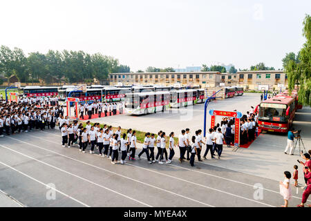 Anyan, Anyan, China. 6. Juni, 2018. Anyang, CHINA, 6. Juni 2018: 24 Busse die Schüler von Hua Grafschaft Nr. 2 mittlere Schule zu nationalen College Aufnahmeprüfung in Anyang, Zentrale der chinesischen Provinz Henan. Credit: SIPA Asien/ZUMA Draht/Alamy leben Nachrichten Stockfoto