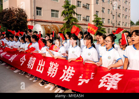 Anyan, Anyan, China. 6. Juni, 2018. Anyang, CHINA, 6. Juni 2018: 24 Busse die Schüler von Hua Grafschaft Nr. 2 mittlere Schule zu nationalen College Aufnahmeprüfung in Anyang, Zentrale der chinesischen Provinz Henan. Credit: SIPA Asien/ZUMA Draht/Alamy leben Nachrichten Stockfoto