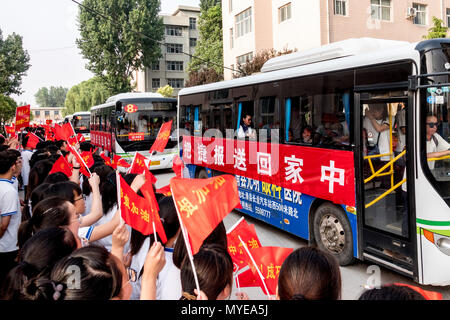 Anyan, Anyan, China. 6. Juni, 2018. Anyang, CHINA, 6. Juni 2018: 24 Busse die Schüler von Hua Grafschaft Nr. 2 mittlere Schule zu nationalen College Aufnahmeprüfung in Anyang, Zentrale der chinesischen Provinz Henan. Credit: SIPA Asien/ZUMA Draht/Alamy leben Nachrichten Stockfoto