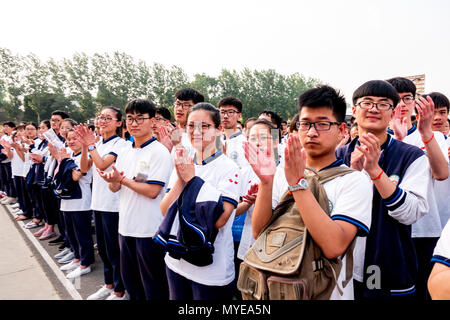 Anyan, Anyan, China. 6. Juni, 2018. Anyang, CHINA, 6. Juni 2018: 24 Busse die Schüler von Hua Grafschaft Nr. 2 mittlere Schule zu nationalen College Aufnahmeprüfung in Anyang, Zentrale der chinesischen Provinz Henan. Credit: SIPA Asien/ZUMA Draht/Alamy leben Nachrichten Stockfoto