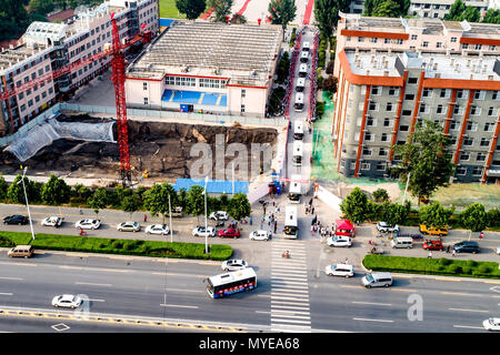 Anyan, Anyan, China. 6. Juni, 2018. Anyang, CHINA, 6. Juni 2018: 24 Busse die Schüler von Hua Grafschaft Nr. 2 mittlere Schule zu nationalen College Aufnahmeprüfung in Anyang, Zentrale der chinesischen Provinz Henan. Credit: SIPA Asien/ZUMA Draht/Alamy leben Nachrichten Stockfoto