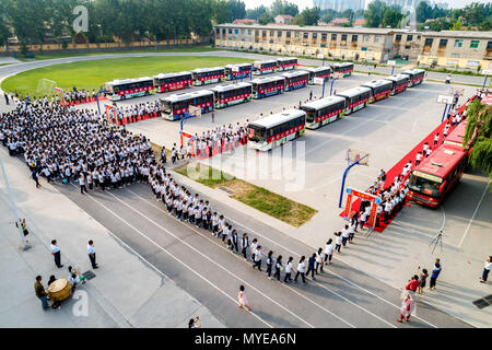 Anyan, Anyan, China. 6. Juni, 2018. Anyang, CHINA, 6. Juni 2018: 24 Busse die Schüler von Hua Grafschaft Nr. 2 mittlere Schule zu nationalen College Aufnahmeprüfung in Anyang, Zentrale der chinesischen Provinz Henan. Credit: SIPA Asien/ZUMA Draht/Alamy leben Nachrichten Stockfoto