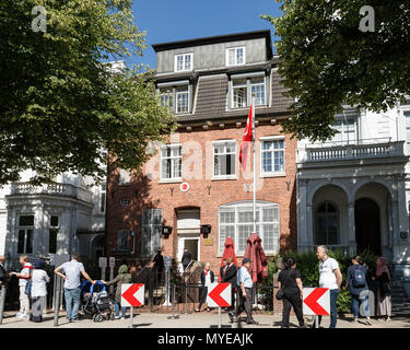 Vom 7. Juni 2018, Hamburg, Deutschland: Menschen stehen außerhalb des Gebäudes der türkischen Generalkonsulat. Türken, die in Deutschland leben, können ihre Stimme für die türkische Präsidentschafts- und Parlamentswahlen vom 7. bis zum 19. Juni. Foto: Markus Scholz/dpa Stockfoto